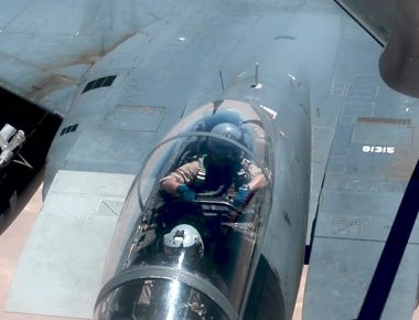 Βίντεο: Εναέριος ανεφοδιασμός F-22 Raptor και F-15E Strike Eagle από KC-135 Stratotanker της USAF